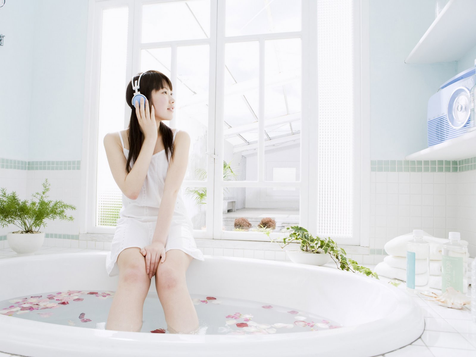 [[wallcoo_com]_girls_Relaxing_Time_0HT001_350A.jpg]