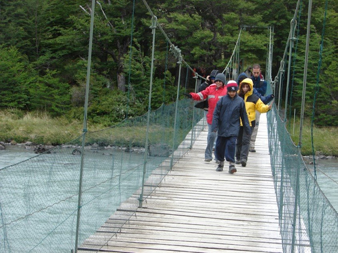 Cruzando el Puente sobre el Río Pingo