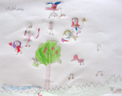 desenho de uma árvore rodeada por fadinhas