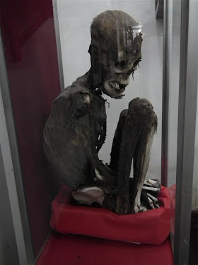 Mummia de Uyuni in pozizione fetale