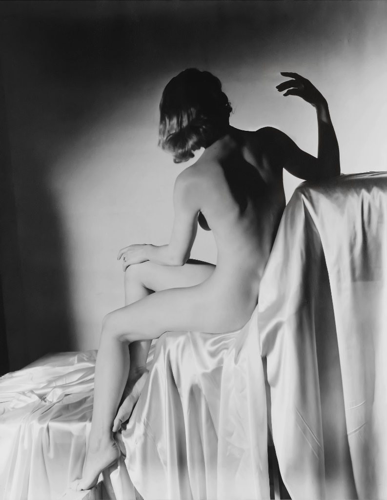 Erotismo Horst+P.+Horst+-+Lisa+on+Silk,+New+York,+1940+(Lisa+Fonssagrives)