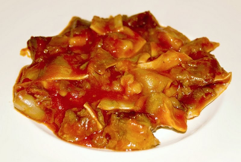 Gastronomía cavernaria Orejas de cerdo con salsa brava