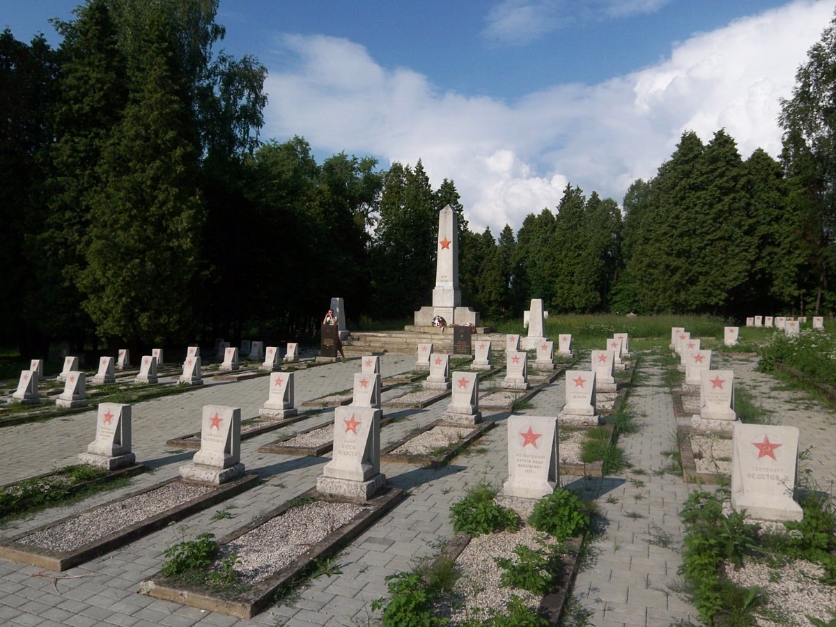 [red_army_cemetery_zilina_4.jpg]