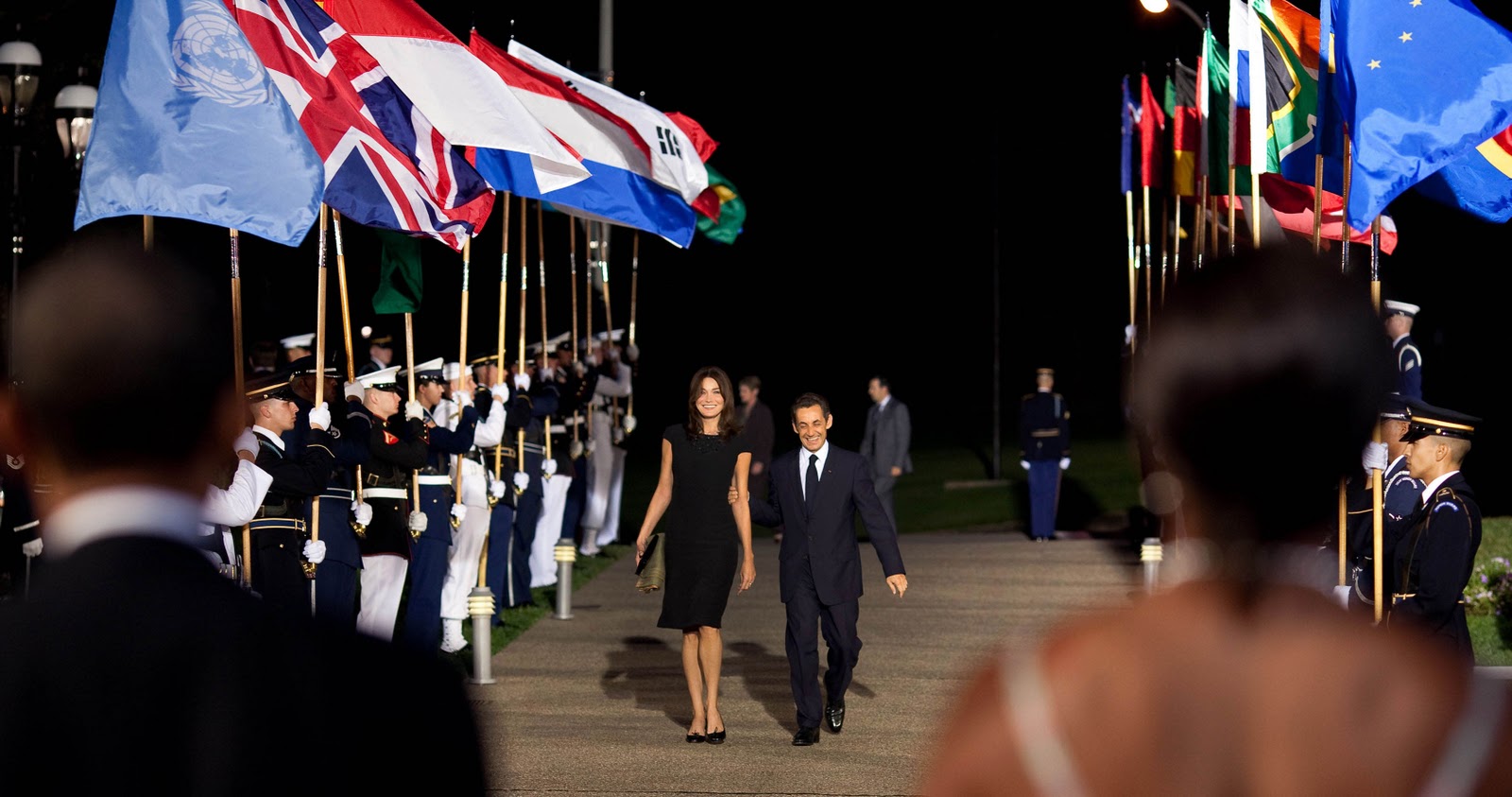 http://4.bp.blogspot.com/_FfAx0egUbXQ/TSCzx9mSCLI/AAAAAAAALzo/BsXnH0qvX58/s1600/Nicolas_Sarkozy_and_Carla_Bruni_welcomes_by_Michelle_and_Barack_Obama.jpg