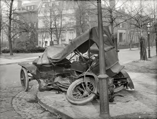 1917+car+wreck+at+Massachusetts+Avenue-3.JPG