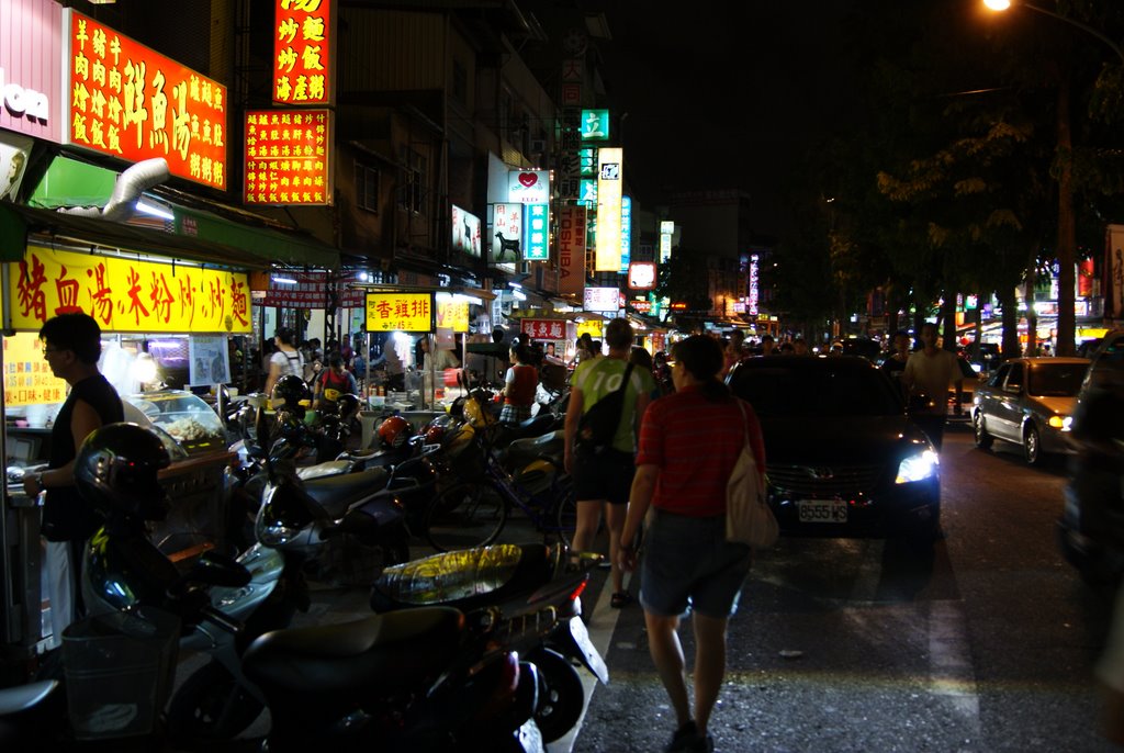 Guanghua night market, walkin in the street