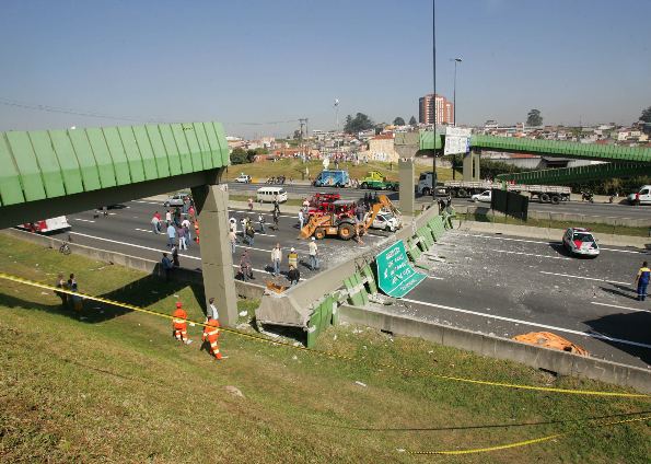 A ponte caiu.