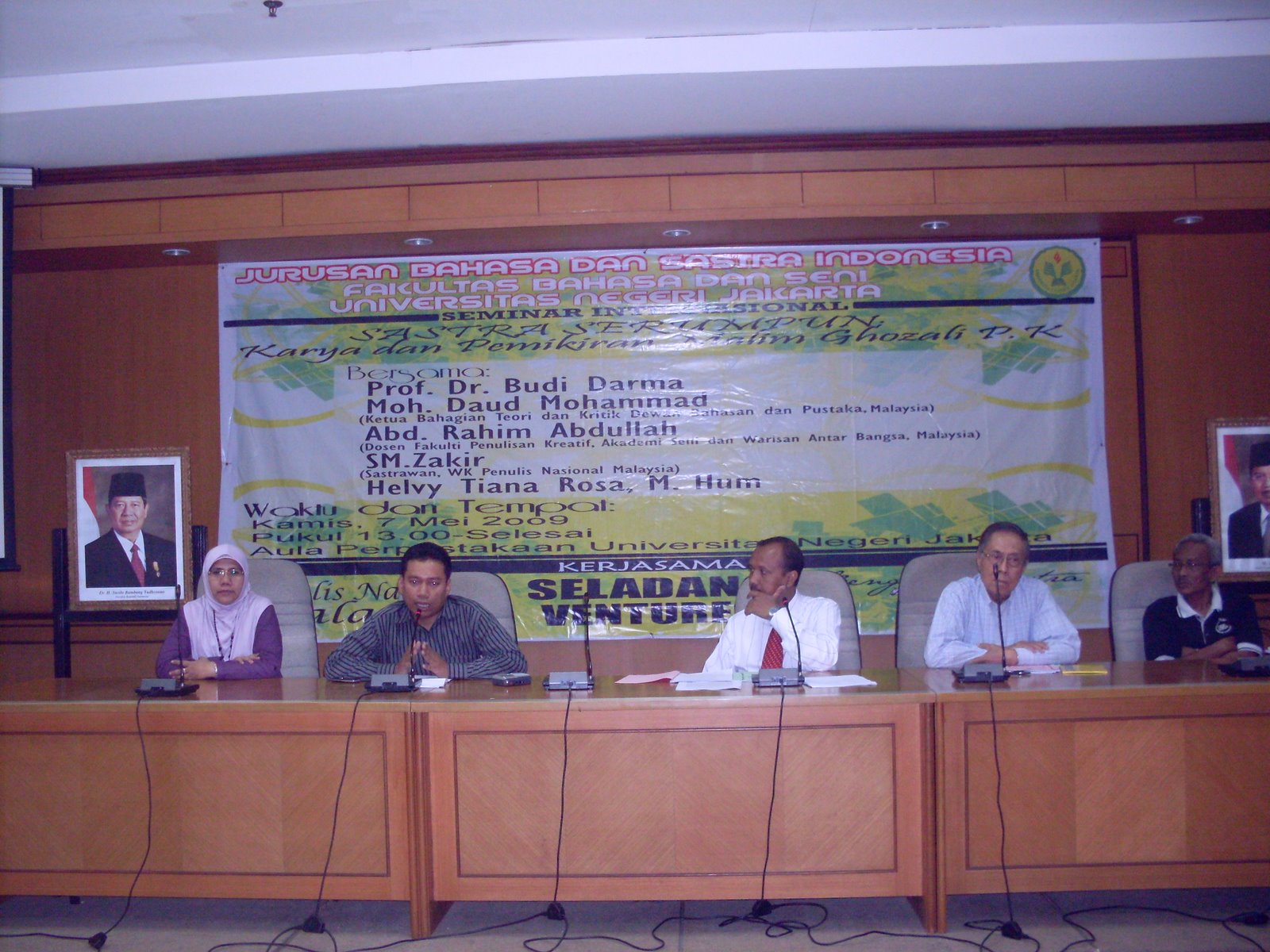 [diskusiUNJjakarta.JPG]