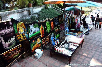 ร้านขายของที่ระลึกบริเวณทางขึ้นพระธาตุดอยสุเทพ