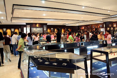 ภายในร้านเครื่องเงินที่ดังที่สุดในภาคเหนือ