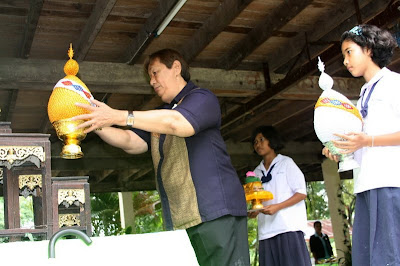 นายวิสุทธิ์ ทิพย์อโนทัย รักษาการตำแหน่ง ผอ.ร.ร. นำพิธีถวายพระพร
