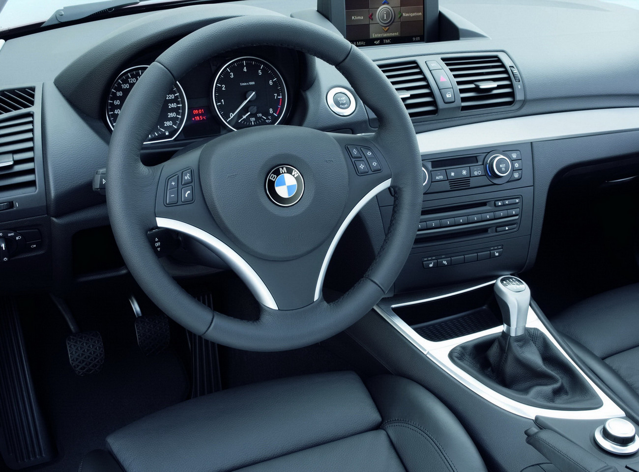 [Carscoop_BMW_1Coupe_32.JPG]