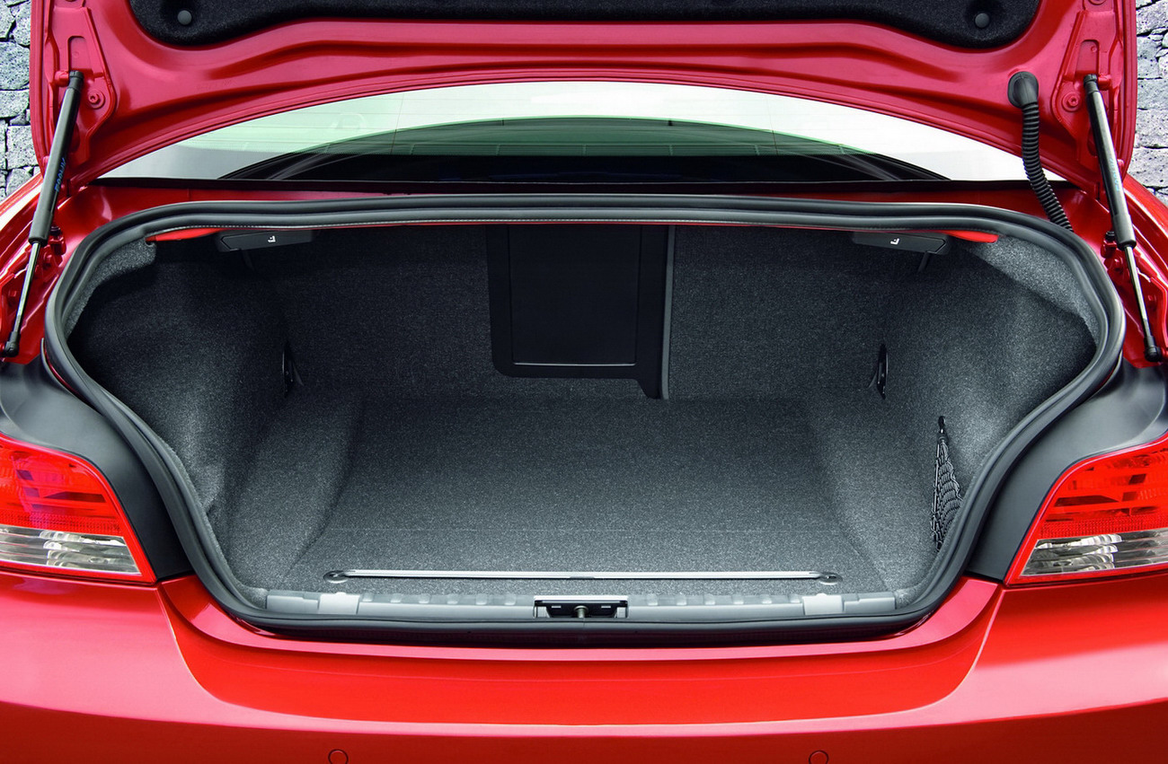[Carscoop_BMW_1Coupe_34.JPG]