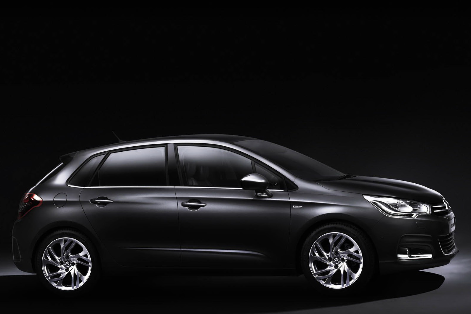 2011-Citroen-C4-11.jpg