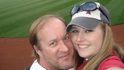 http://4.bp.blogspot.com/_Fug5nS6G78I/TB6h8plJD-I/AAAAAAAAFBE/8bMmzoaGMck/s1600/father+and+daughter.jpg