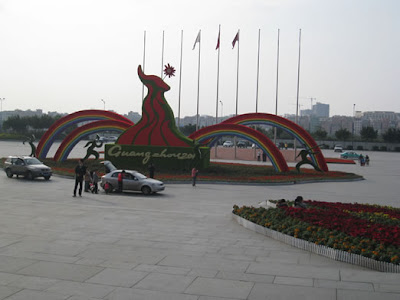 會場門前地, 這裡有九支旗杆, 比某地的五支旗杆還要多 (喂)