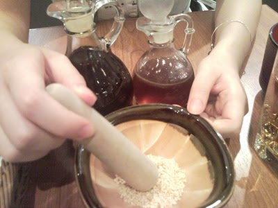 芝麻自己磨, 再配上左邊瓶子的吉列豬排醬汁來配著豬扒吃