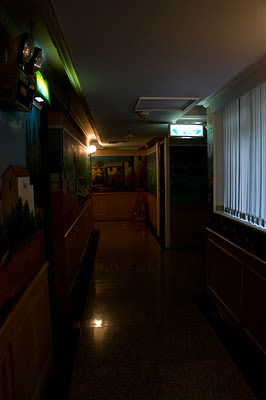 昏暗的走廊, 真的讓人不敢走夜街