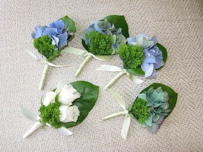 White Hydrangea Wedding Centerpieces on Hydrangea Blossoms   Jade  Trachellium  And A Lemon Leaf  With A Soft