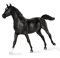 juodas arklys ar žirgas baltame fone