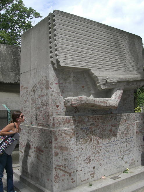 Mad air kissing Oscar Wilde's lipstick covered tomb