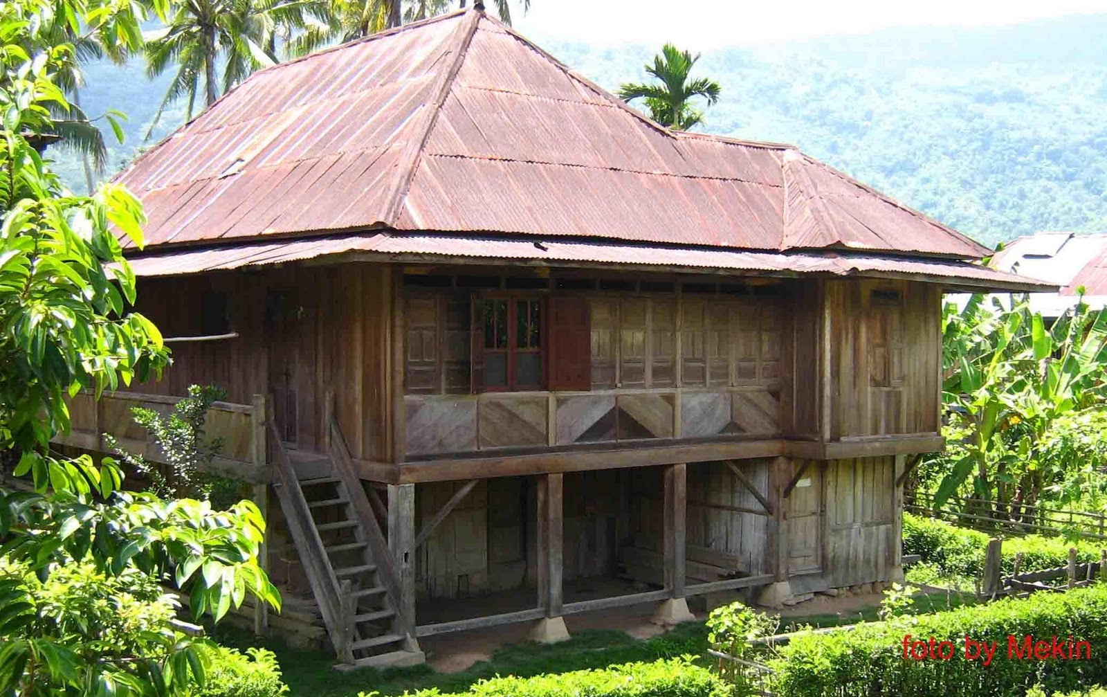 Rumah–rumah adat tradisional di Lampung Barat | Radio ...