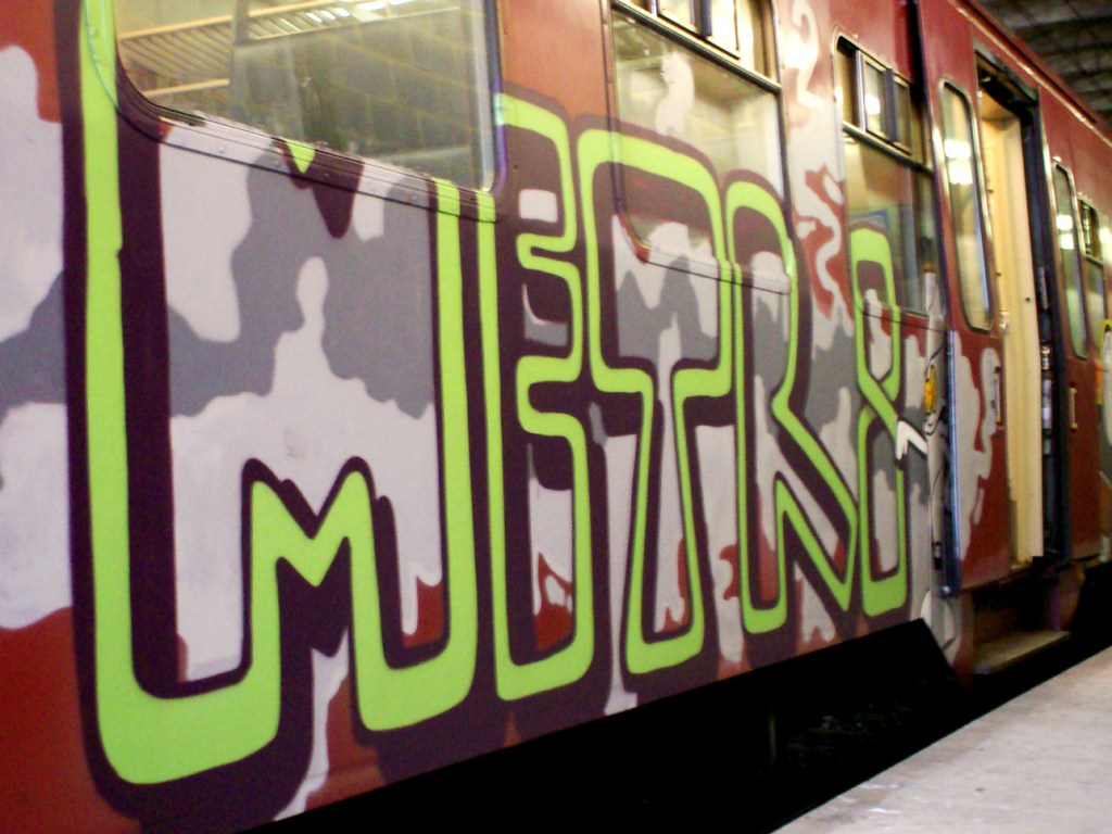 Graffiti on trains: Metro