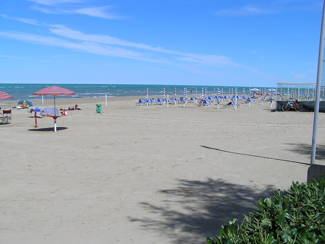La spiaggia di sabbia antistante