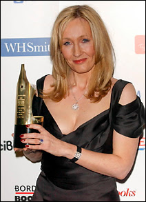 Joanne K.Rowling, auteur de la série Harry Potter, récompensée par le British Book Award le 30 mars 2006.