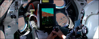 Vue intérieure du cockpit du vaisseau White Knight. Il est identique à celui du vaisseau SpaceShipOne. SpaceShipOne est un projet imaginé par Paul G. Allen qui devrait être commercialisé par Virgin Galactic, la société de Richard Branson. Document Mojave Aerospace Venture/ scaled Composites.