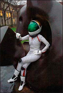La combinaison spatiale 'sleek' BioSuit, présentée par Dava Newman le 16 juillet 2007 sur le campus du MIT, devant la sculpture 'Reclining Figure' (Figure réglable) de Henry Moore.