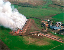 Brûlage de carcasses de bovins contaminés en 2001 dans une ferme de Kirkbride en Angleterre. Document Simon Ledingham.