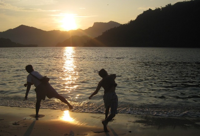 [Lempar+Batu.JPG]