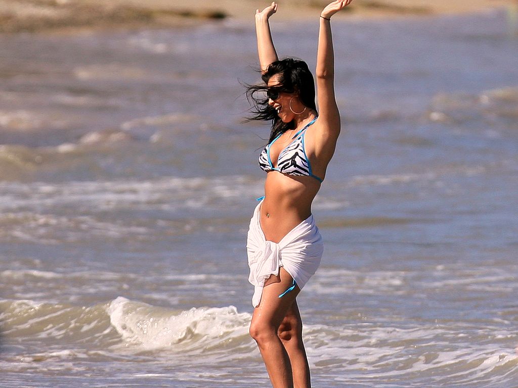 http://4.bp.blogspot.com/_GHIEHD4J-V8/TNejm_rjAcI/AAAAAAAADdM/isNeZphy650/s1600/Sexy+Kim+Kardashian+Wallpaper+(16).jpg