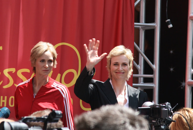 Jane Lynch waving