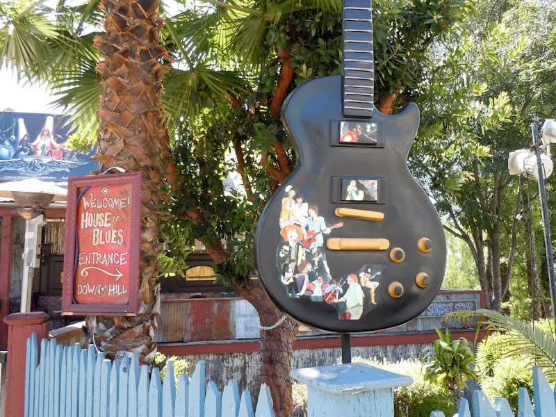 Ad Lib GuitarTown sculpture House of Blues