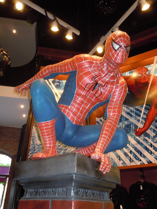 Spider-man statue Universal Studios