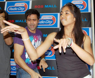 Vishesh Films' Crook Actor Emraan Hashmi With A Fan In SGS Mall Pune Vishesh Films' Crook Actor Emraan Hashmi With A Fan In SGS Mall Pune