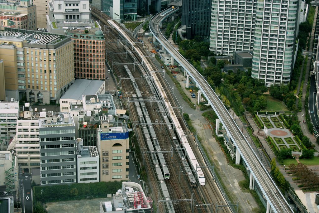 [091205-Flickr-sriskandhs-TokyoStation-ShinkasenTrain.jpg]