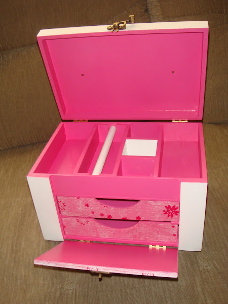 Interior da Maleta Bijou pink c/ 02 gavetas, aneleira e alça - R$ 50,00
