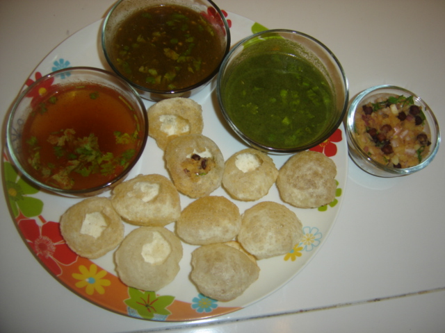 Pani Puri http://4.bp.blogspot.com/_GShpXmQJLI4/TScXvTKGYvI/AAAAAAAAAHc/9I9Bl6t5ZVA/s1600/jan+032011+063.jpg