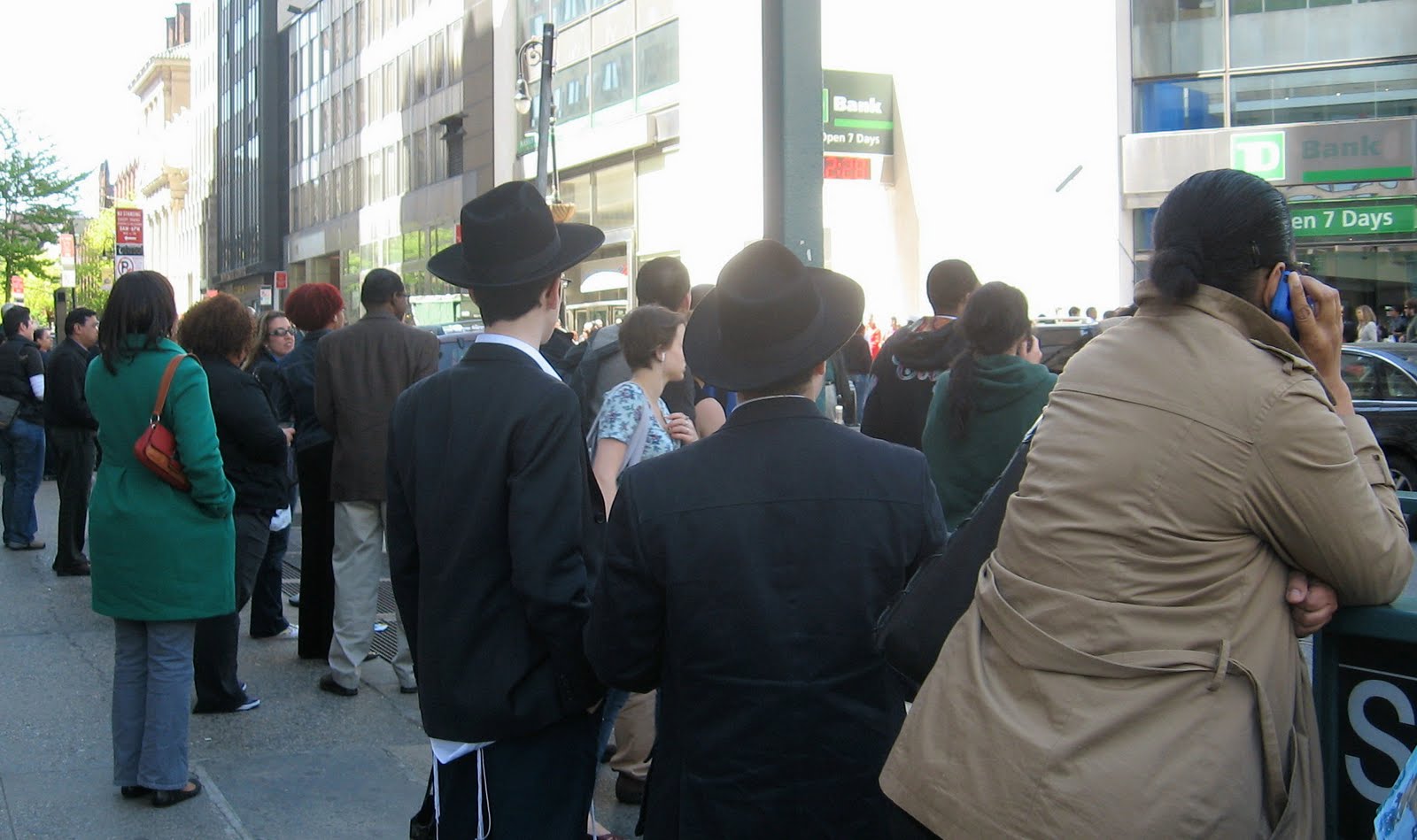 http://4.bp.blogspot.com/_GTU_nOCsE-s/S9T1bbBMOGI/AAAAAAAAGWU/sFdFiIjjhUE/s1600/law_and_order_spectators_MKMetz.jpg