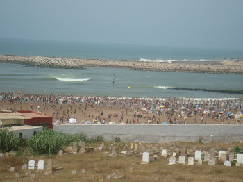 Il y a juste un peu de monde à la plage de Rabat