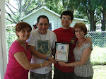 Madres e hijos con el premio de la caminata por el autismo en Tampa.