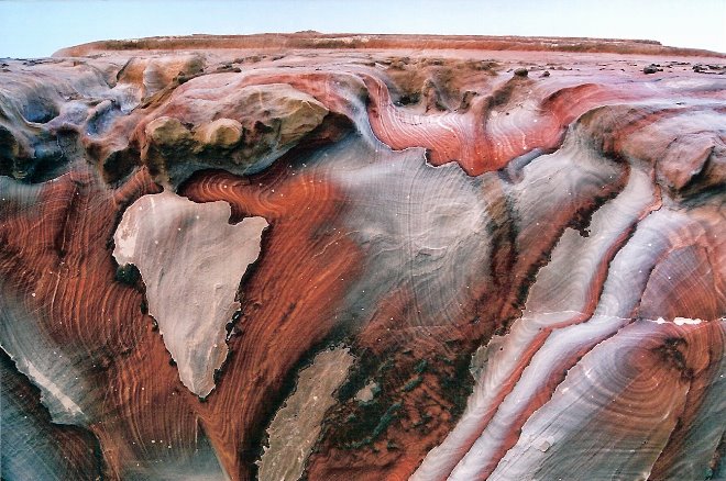 Colores típicos de las rocas de Petra, la ciudad rosa de los nabateos. ¿Aparece algún continente?