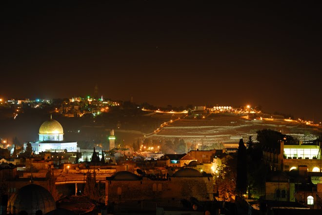 Jerusalén de noche con el Monte de los Olivos al fondo