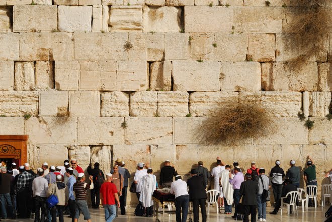 En el Muro de las Lamentaciones, a la izquierda...