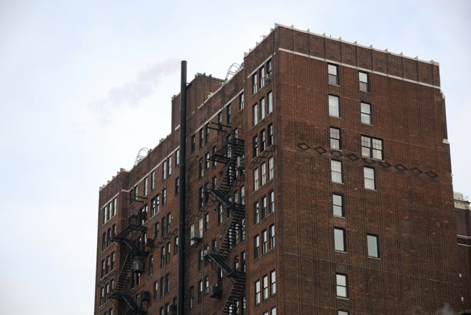 Típica arquitectura con las típicas escaleras de emergencia