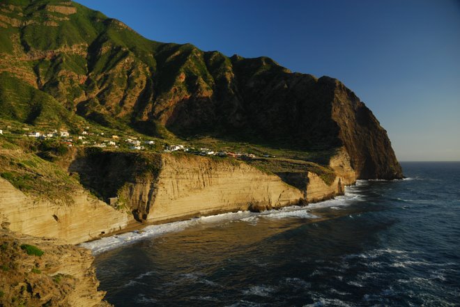El pueblo de Pollara en la isla de Salina. Justo en el centro está nuestro hotel