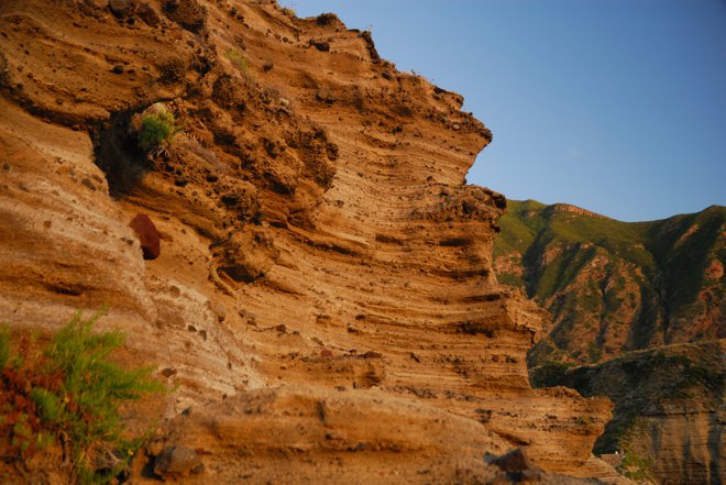 Pared de piedra volcánica